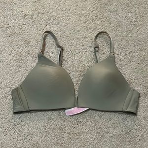 victoria’s secret 34 A padded no underwire bra
